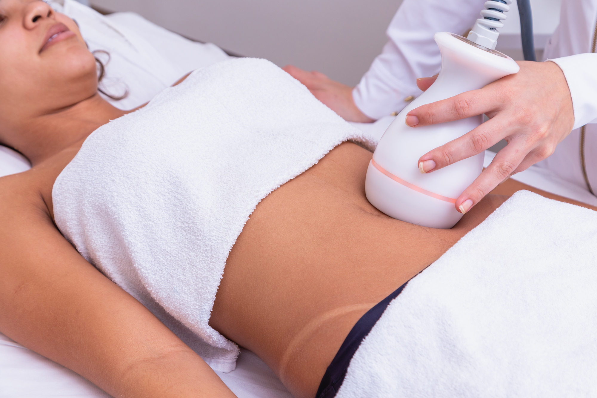 woman-doing-lipocavitation-clinic